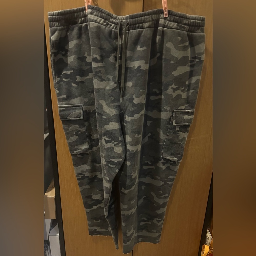 Women's Green Camouflage Cargo Pants size 2X (tag cut out) no hem.